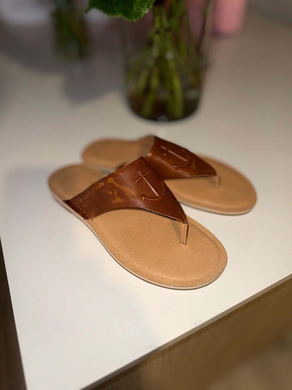 Sperry Women's Seaport Leather Thong Sandals with Anchor Embossed Strap